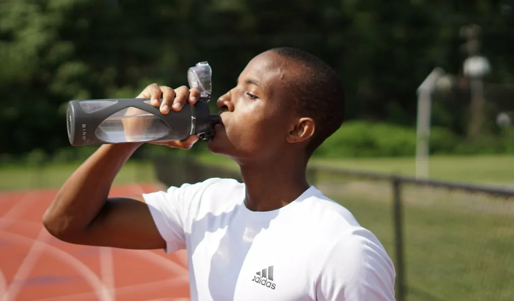 cara kempiskan perut dengan minum air banyak