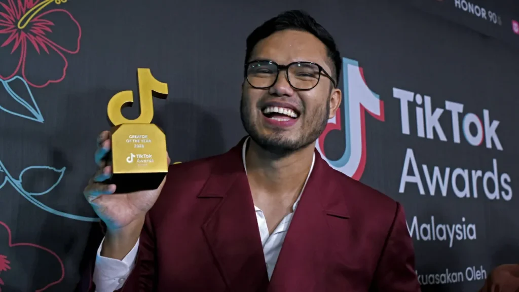 Khairul Aming Menang TikTok Awards