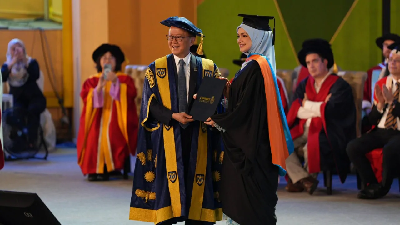 siti nurhaliza terima ijazah kehormat daripada university sunway